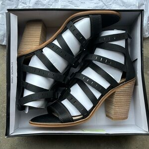 Dolce Vita women’s sandals , black belts with beige heel and bottom !